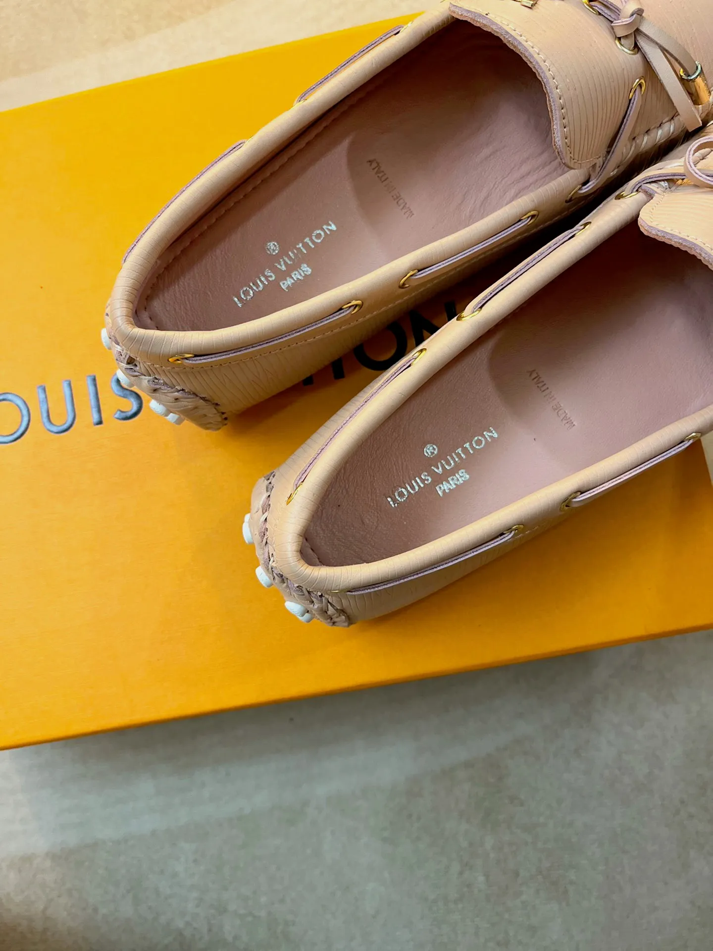 p460💰Couple model❤️🇫🇷 𝙇𝙤𝙪𝙞𝙨 𝙑𝙪𝙞𝙩𝙩𝙤𝙣 🇫🇷Louis Vuitton 2023 Classic𝓛𝓿 𝓣𝓻𝓪𝓲𝓷𝓮𝓻 Sports Series ➪➪➪¯ [Arizona Doudou Shoes Series] ▪️▪️▪️Arizona slip-on shoes are made of Monogram Eclipse canvas. Its hand-painted and dyed edges and hand-sewn uppers fully demonstrate Louis Vuitton's traditional shoemaking craftsmanship. This slip-on shoe is very lightweight. The integrated tongue and upper make it particularly comfortable and flexible. The soft outsole is equipped with rubber padding. Decorated with matching sash. Detailed features: ☑️Monogram Eclipse canvas ☑️Black Eclipse pattern ☑️Hand-painted shoe edges ☑️Hand-sewn uppers (each pair takes time to process) ☑️Integrated tongue and upper construction ☑️Outsole equipped with rubber lining ☑️size: 35_46